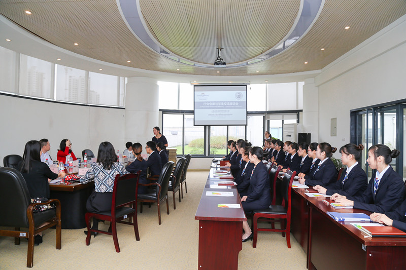 行业专家与学生交流现场_副本